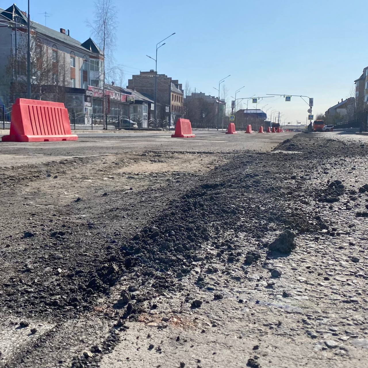 В Тарко -Сале начались масштабные дорожные работы⠀На ул. Мезенцева идет срезка слоя старого асфальта. После приступят к уклад...