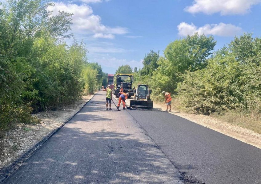 В рамках нацпроекта «Безопасные качественные дороги» выполняется ремонт на подъезде к селу Дальнему. Протяжённость дороги – 0...