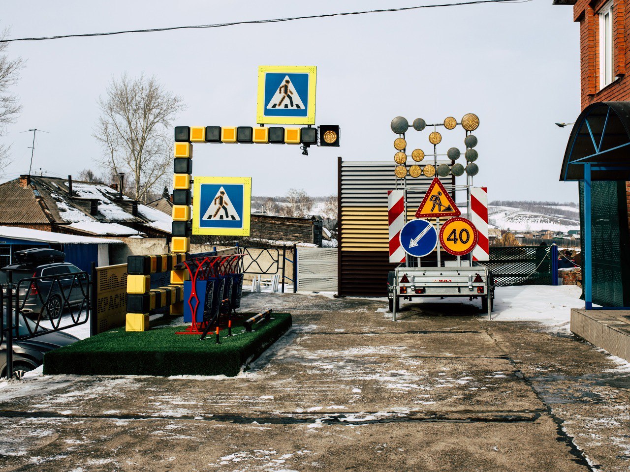 Дорожники оценили подготовку подрядчика к предстоящему сезонуСпециалисты КРУДОР посетили ООО «Красдорзнак» - одного из участн...