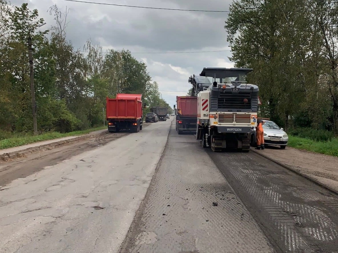 Приступили к восстановлению участков дороги «Москва – Санкт-Петербург» – ЧудовоДорожная техника работает на региональной доро...