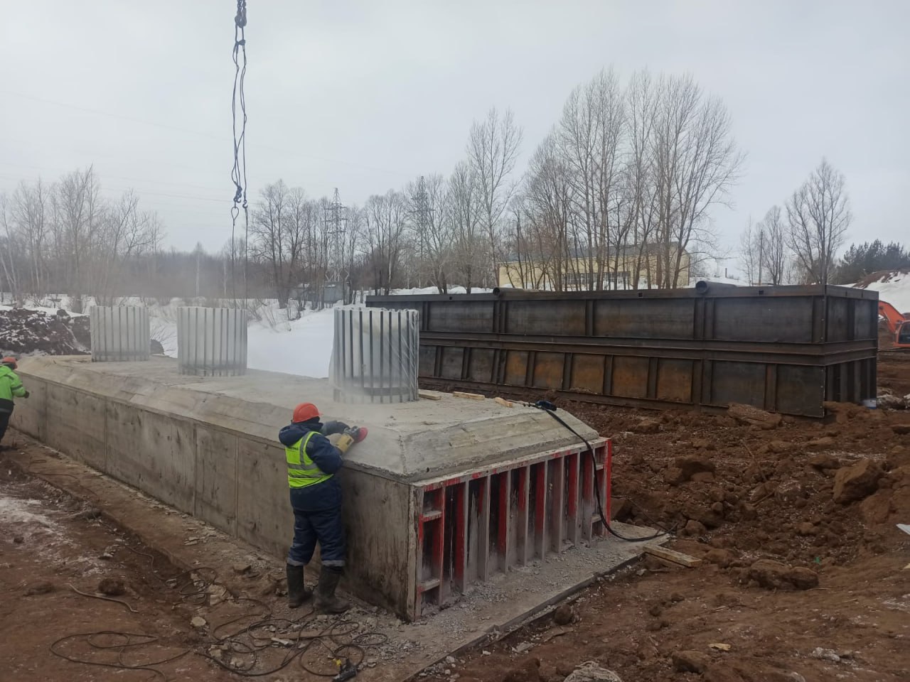 Продолжается реконструкция моста вблизи с. Юсупово Дюртюлинского района. Его протяженность составляет 125 погонных метров. Ра...