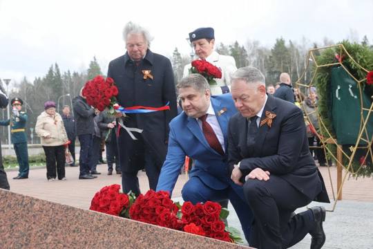 Дорожники почтили память своих коллег, сражавшихся в годы Великой Отечественной войны!
В канун 77-ой годовщины Победы в Велик...