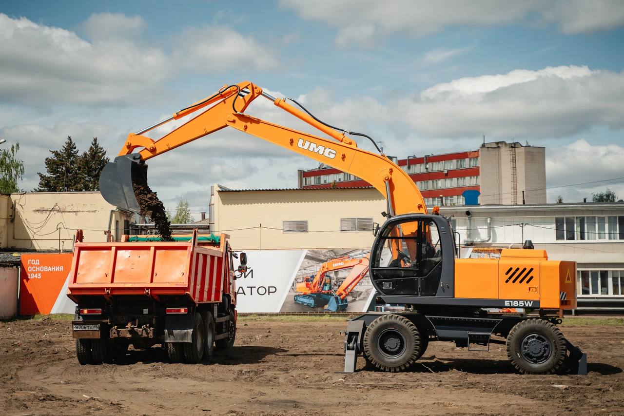 Колёсный экскаватор UMG E185W идеально впишется в автопарк городского коммунального хозяйства. Сфера применения - это прежде...