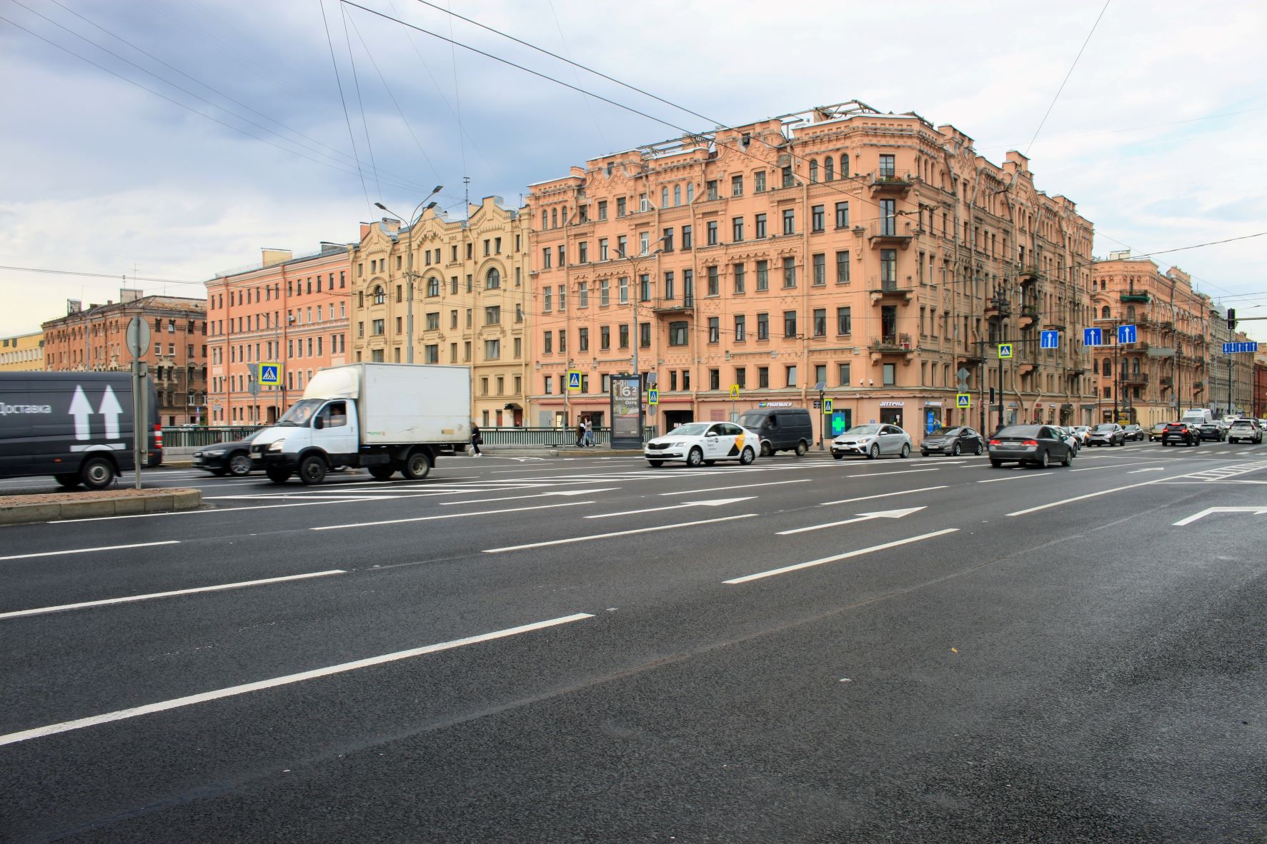 На Малоохтинском мосту через реку Охту и Ново-Московском мосту через Обводный канал выполнена замена асфальтобетонного покрыт...