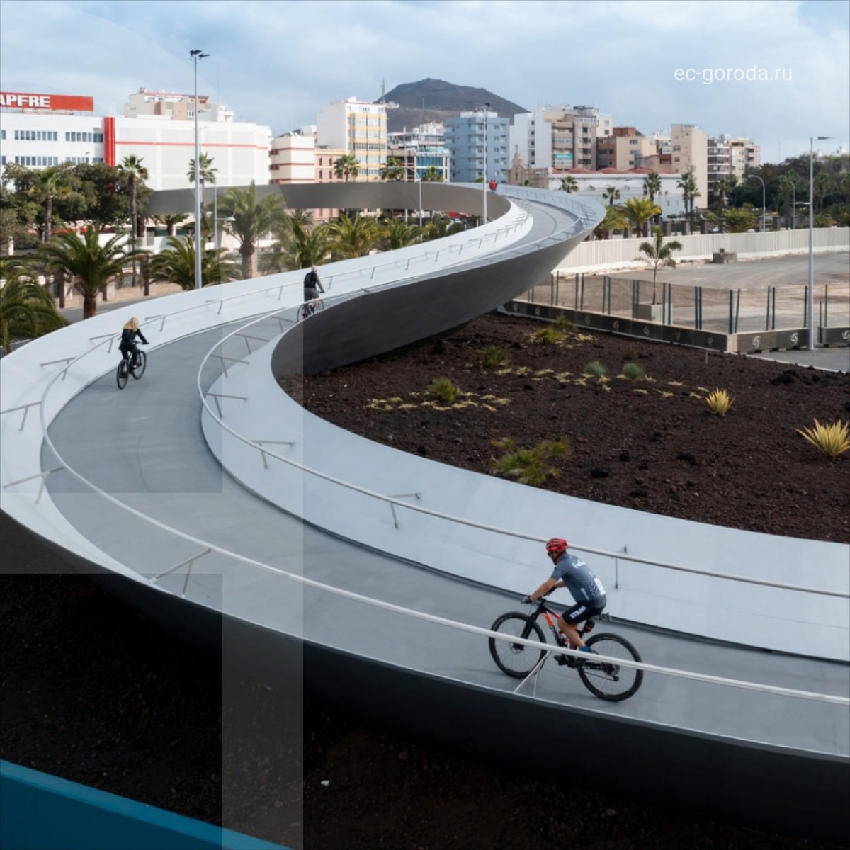 Atlántica Bridge - "скульптурный" пешеходный путепровод в Испании"Скульптурный" пешеходный переход в испанском городе Лас-Пал...