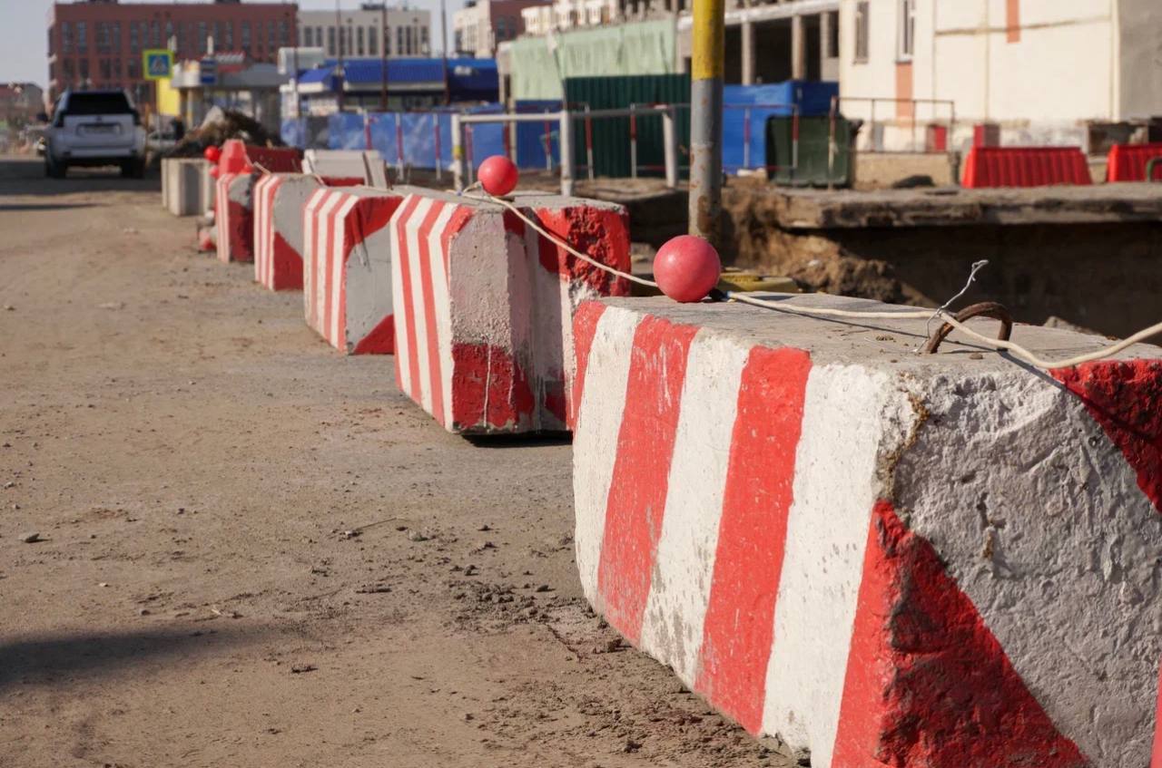 В Новом Уренгое проходит реконструкция улицы Таёжная Протяженность дороги – 2,3 км. Работы пройдут в 2 этапа. Дорога станет ш...