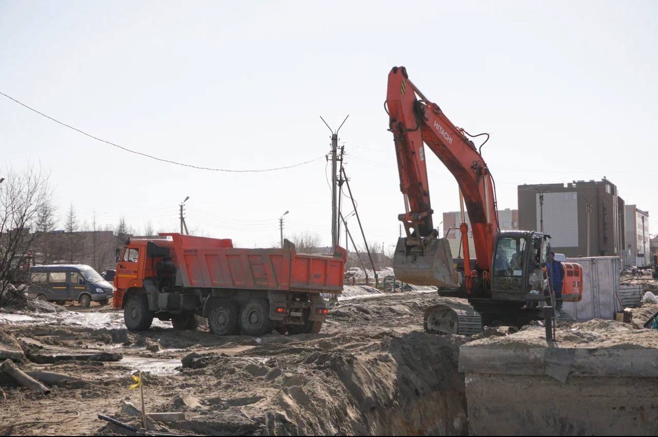В Новом Уренгое проходит реконструкция улицы Таёжная Протяженность дороги – 2,3 км. Работы пройдут в 2 этапа. Дорога станет ш...