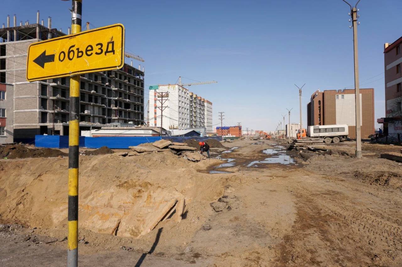 В Новом Уренгое проходит реконструкция улицы Таёжная Протяженность дороги – 2,3 км. Работы пройдут в 2 этапа. Дорога станет ш...