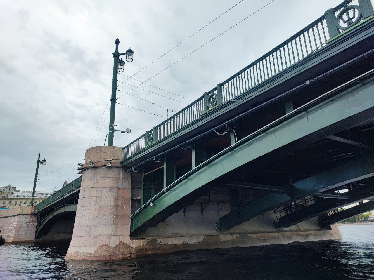 На Биржевом мосту завершен весь спектр строительно-монтажных работ. Отремонтированы стационарные и разводное пролетные строен...