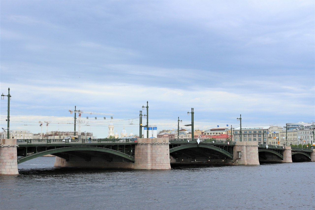На Биржевом мосту завершен весь спектр строительно-монтажных работ. Отремонтированы стационарные и разводное пролетные строен...