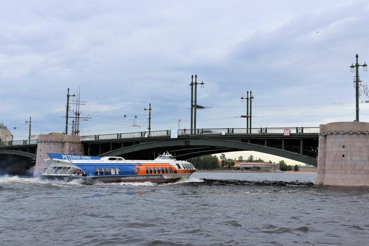 На Биржевом мосту завершен весь спектр строительно-монтажных работ. Отремонтированы стационарные и разводное пролетные строен...