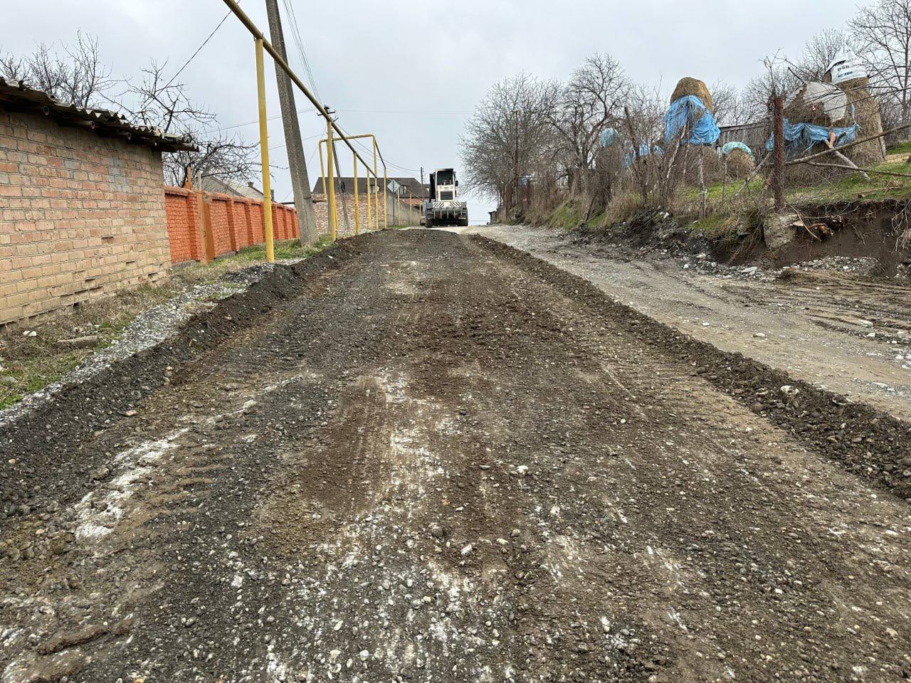 В Грозном начаты работы на 5 объектах нацпроекта «Безопасные качественные дороги»Это улицы:• Кубанская• Волжская• Брянская• Б...