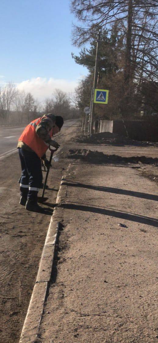 Постепенно на уже подсохших участках дорог приступаем к мероприятиям по очистке от песка, пыли и грязи. Начинаем эти работы п...