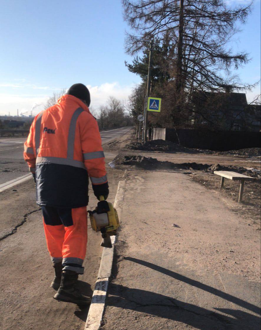 Постепенно на уже подсохших участках дорог приступаем к мероприятиям по очистке от песка, пыли и грязи. Начинаем эти работы п...