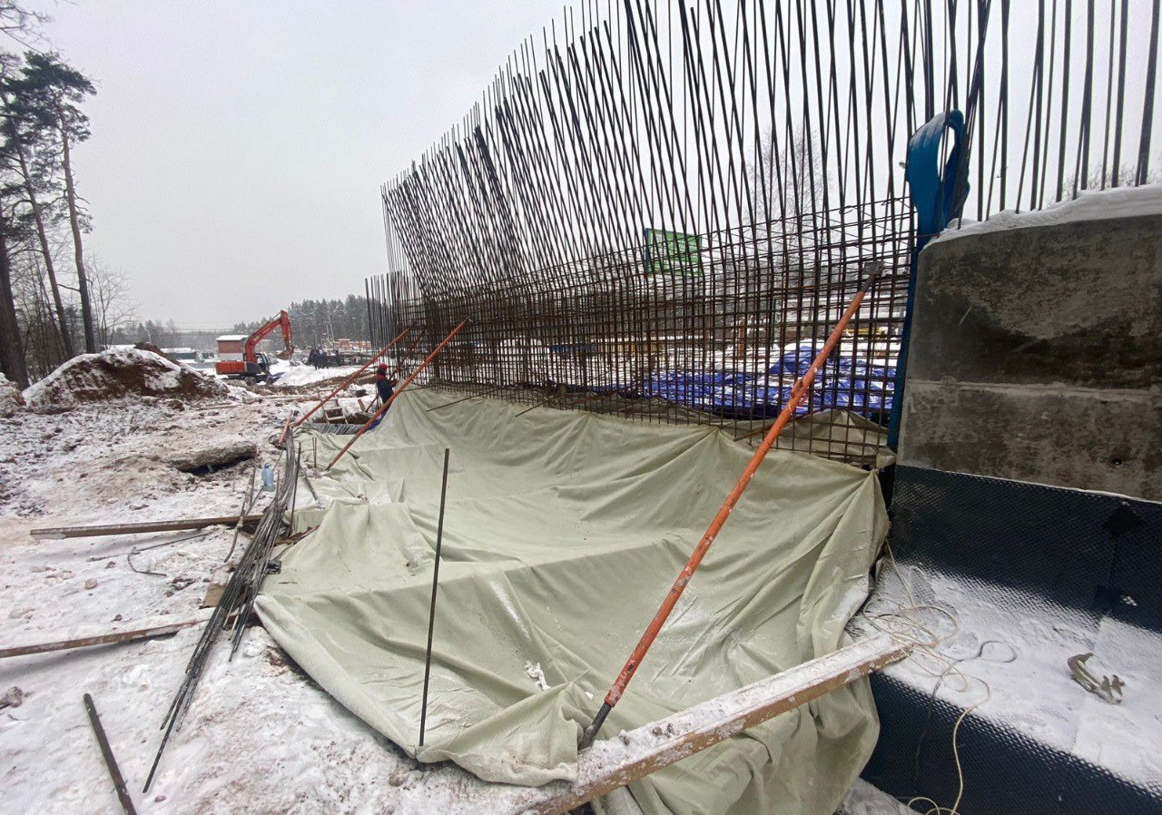 В подмосковной Аникеевке в рамках строительства путепровода через ж/д завершили устройство опор путепровода 7-12 со стороны В...