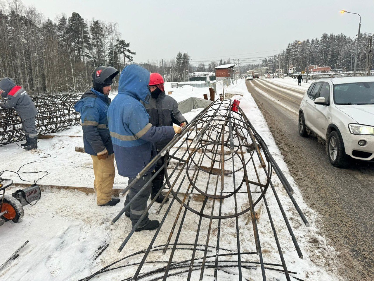 В подмосковной Аникеевке в рамках строительства путепровода через ж/д завершили устройство опор путепровода 7-12 со стороны В...