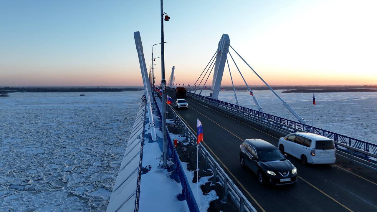 В Благовещенске открыли новый мост через реку Зею!Это один из крупнейших дорожных проектов региона, который включает еще и по...