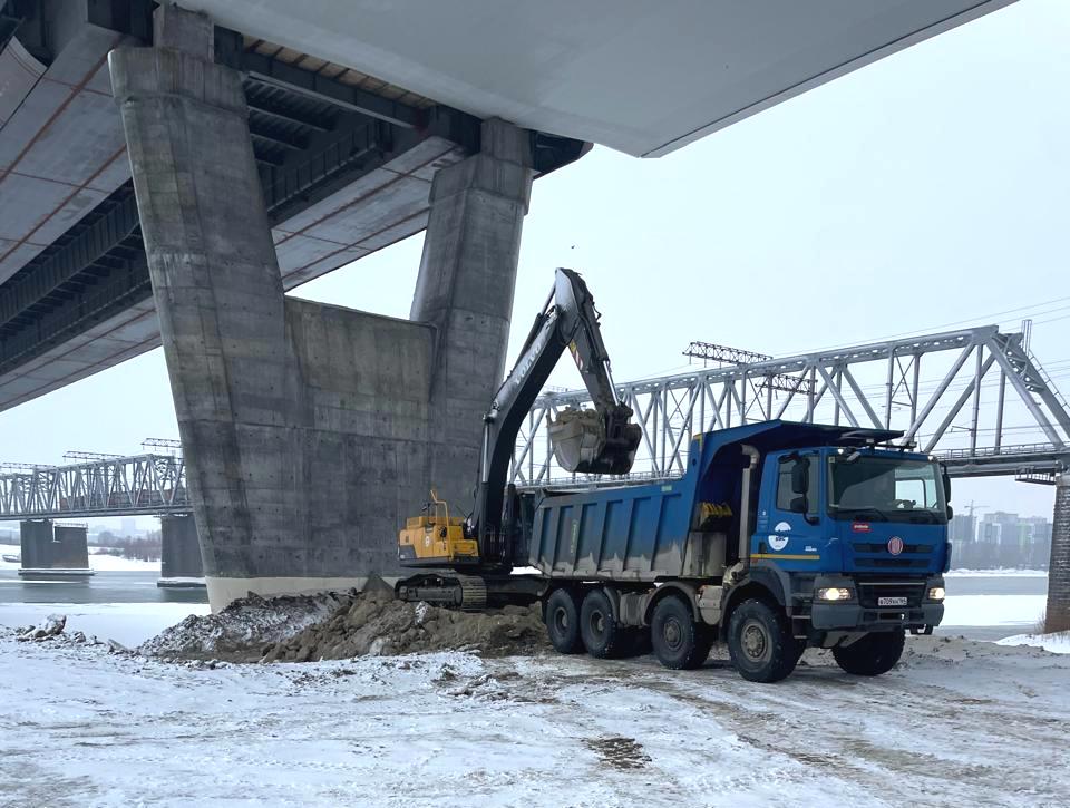 Работы по строительству моста в Новосибирске ведутся в круглосуточном режиме