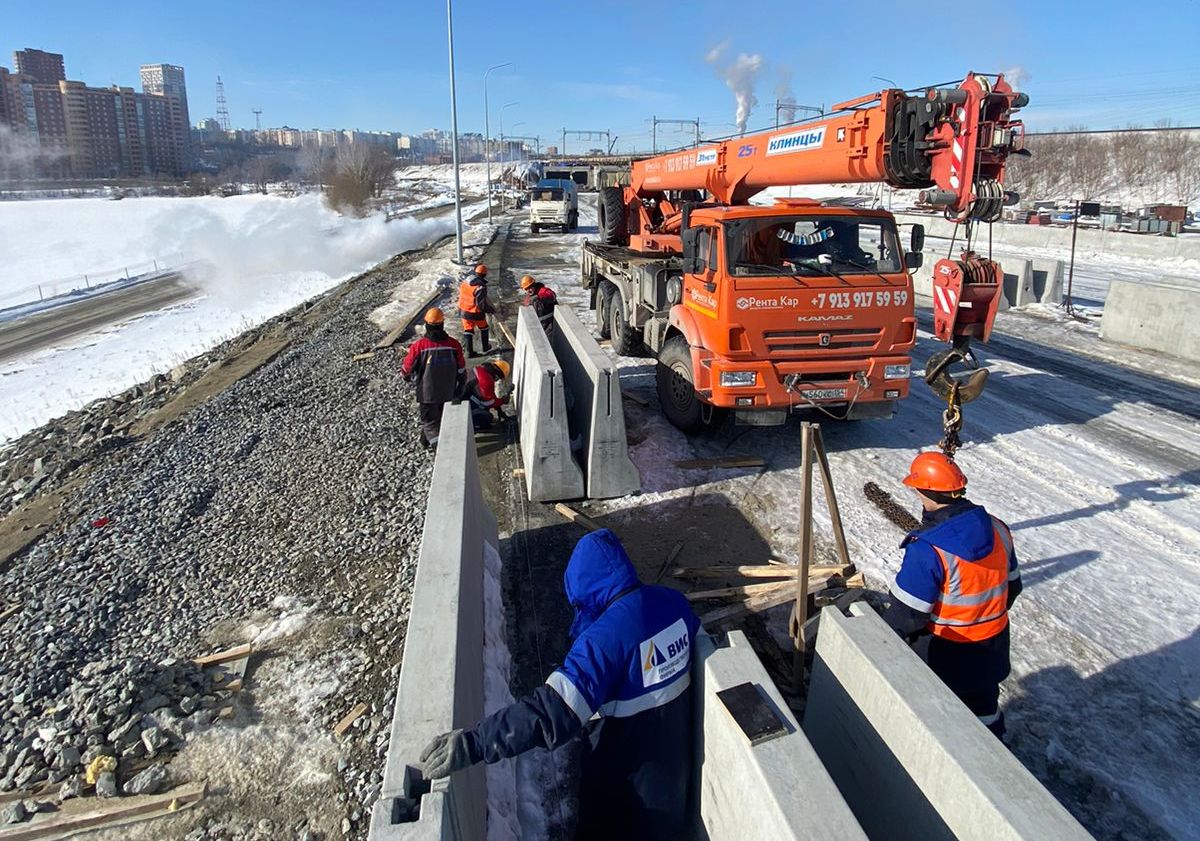 Работы по строительству моста в Новосибирске ведутся в круглосуточном режиме