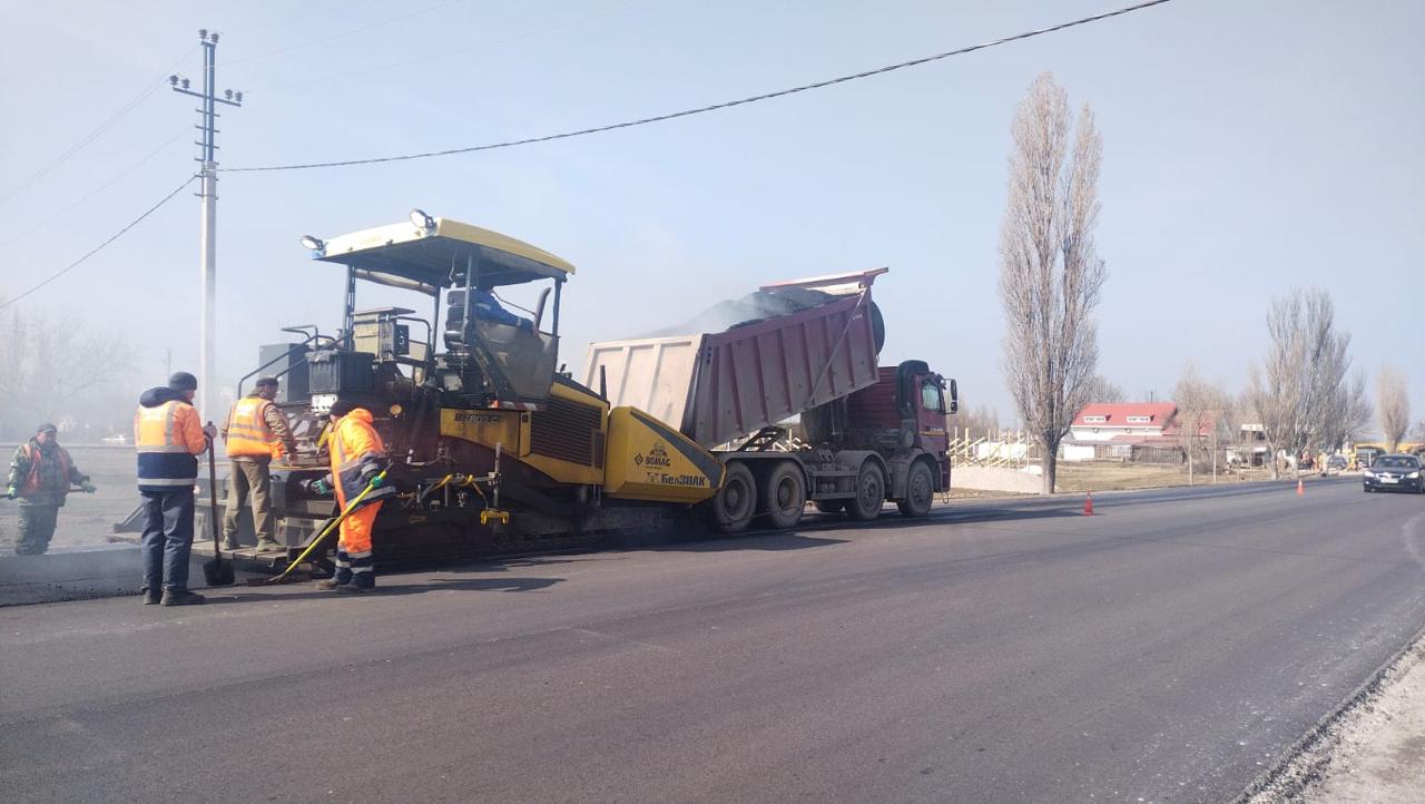 Благодаря национальному проекту «Безопасные качественные дороги» в Республике Крым ведутся работы по ремонту участка дороги о...