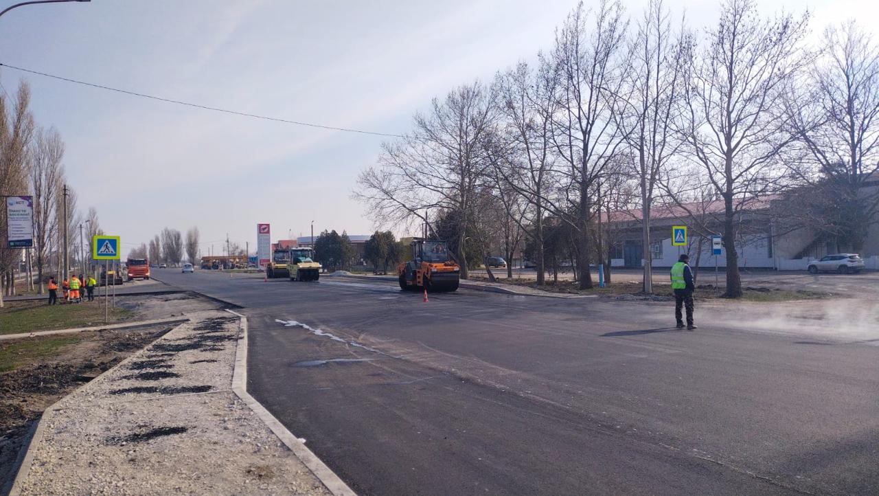 Благодаря национальному проекту «Безопасные качественные дороги» в Республике Крым ведутся работы по ремонту участка дороги о...