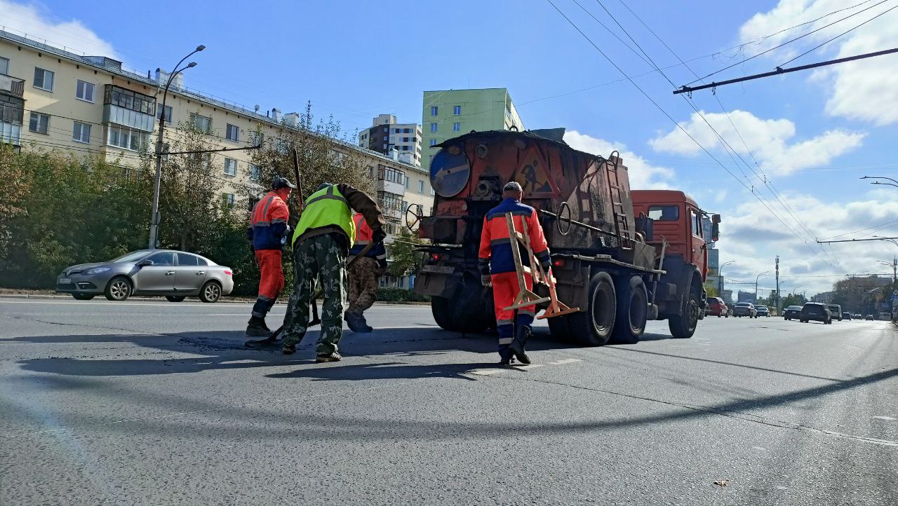 10 тонн на ямочный ремонт Примерно столько литой асфальтобетонной смеси в смену расходуем на устранение дефектов дорожного по...