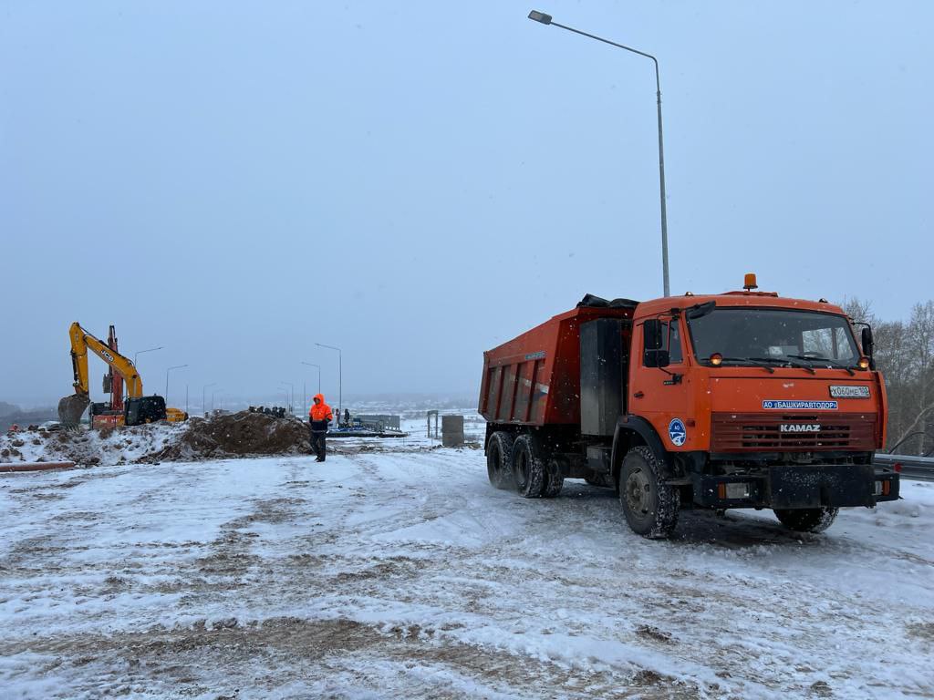 Сегодня выехали на строительство Зининского путепровода. Совместно с председателем совета директоров АО «Уралмостострой» Павл...