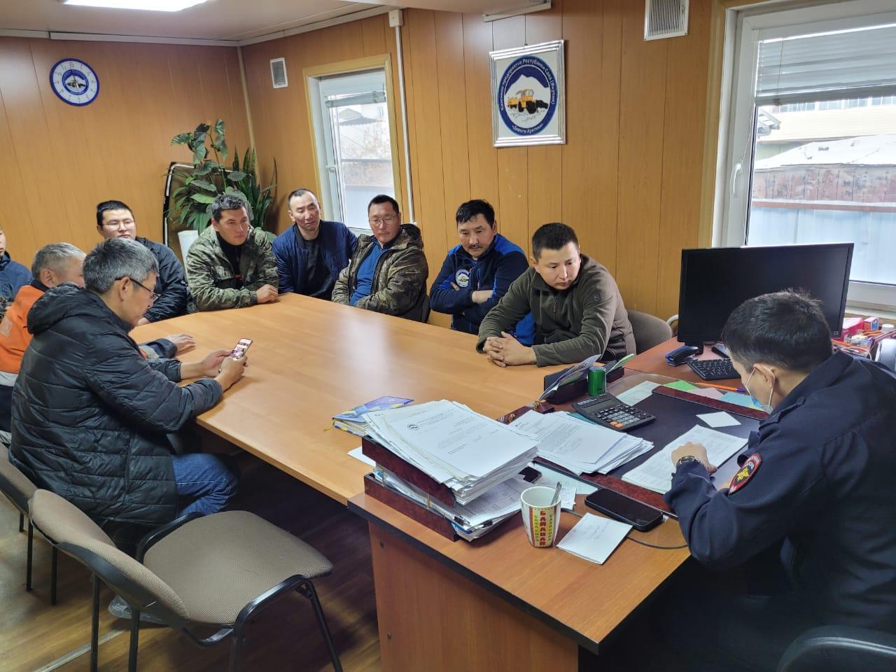 В Якутии скоро открытие сезона автозимника, значит, машинисты ДСМ и водители всех районных участков казенного предприятия "До...