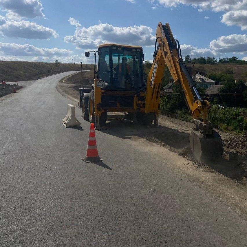 В Шолоховском районе завершен ремонт участка региональной автодороги г. Миллерово – ст. Вешенская.Дорожники выполнили устройс...