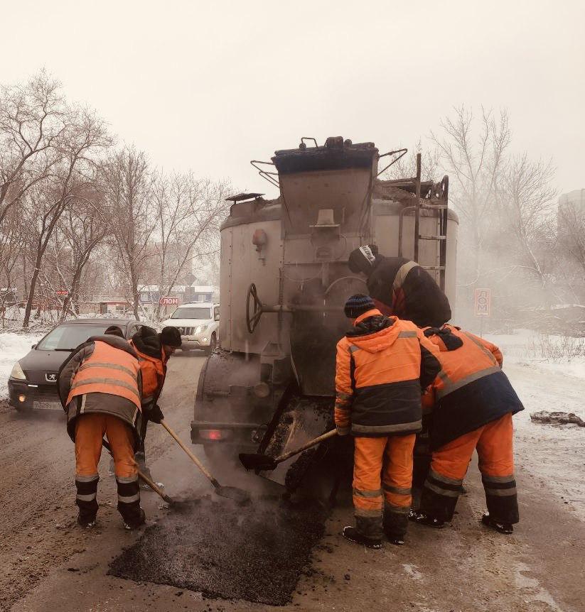 Сегодня приступили к работам по аварийно-ямочному ремонту на проспекте Карла Маркса. Работы по аварийно-ямочному ремонту позв...