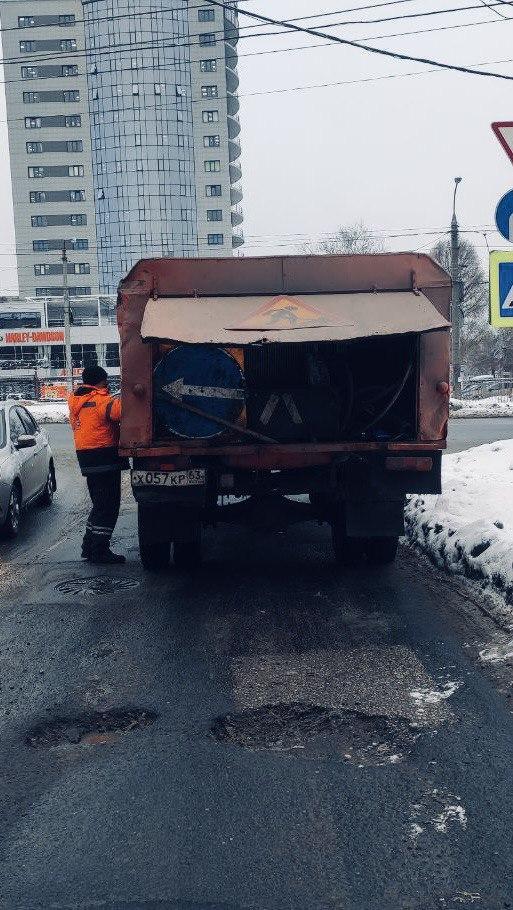 Сегодня приступили к работам по аварийно-ямочному ремонту на проспекте Карла Маркса. Работы по аварийно-ямочному ремонту позв...