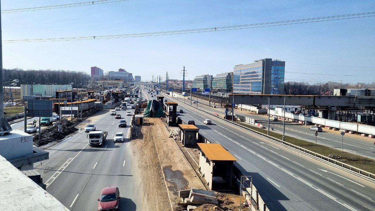 КАЛУЖСКОЕ ШОССЕ В НОВОЙ МОСКВЕ. СООРУЖАЕМАЯ ЭСТАКАДА К БУДУЩЕЙ СТАНЦИИ МЕТРО "КОРНИЛОВСКАЯ" (ТРОИЦКАЯ ЛИНИЯ)Накинут пролет эс...