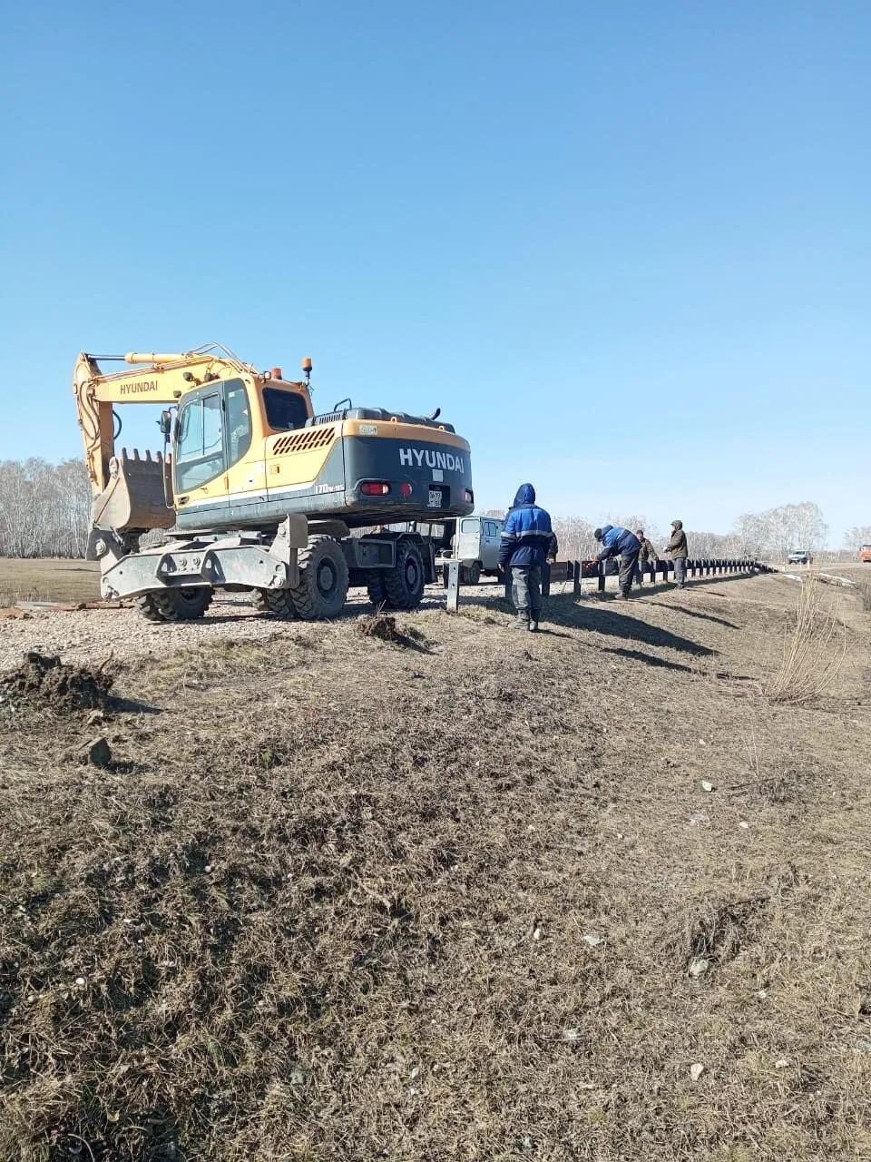 Между селами Майское и Чернаки восстанавливают дорогу после паводка.Начались восстановительные работы на автомобильной дороге...