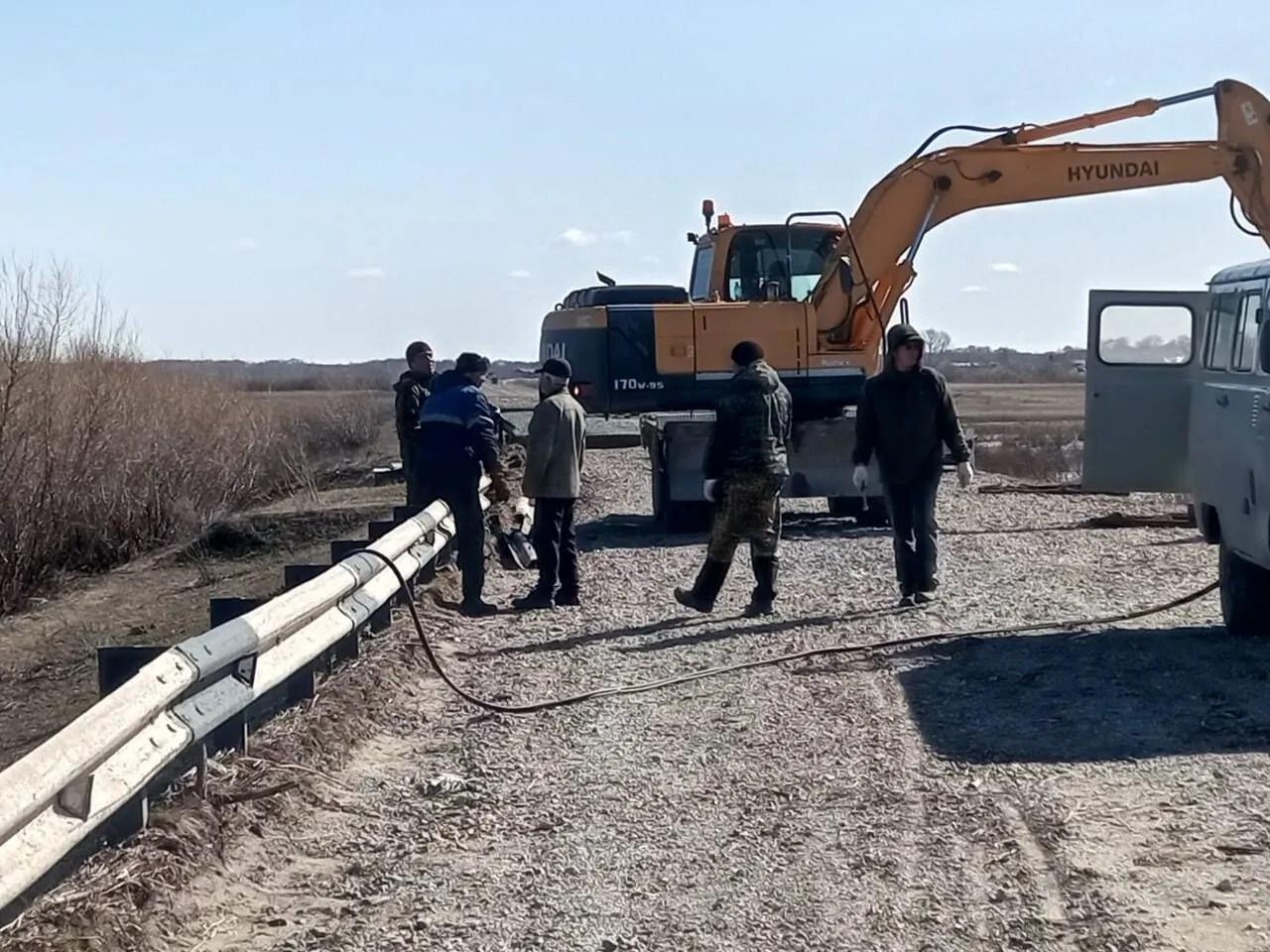 Между селами Майское и Чернаки восстанавливают дорогу после паводка.Начались восстановительные работы на автомобильной дороге...