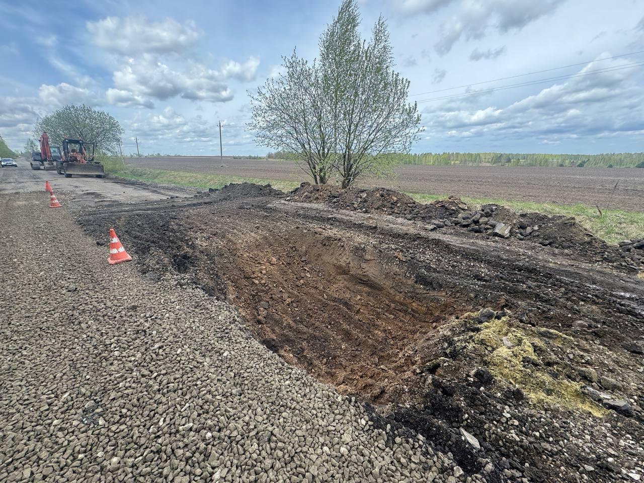 В Севском районе Брянской области продолжается ремонт автодороги «Украина» - Грудская. Напомним, обновляют участок дороги, об...