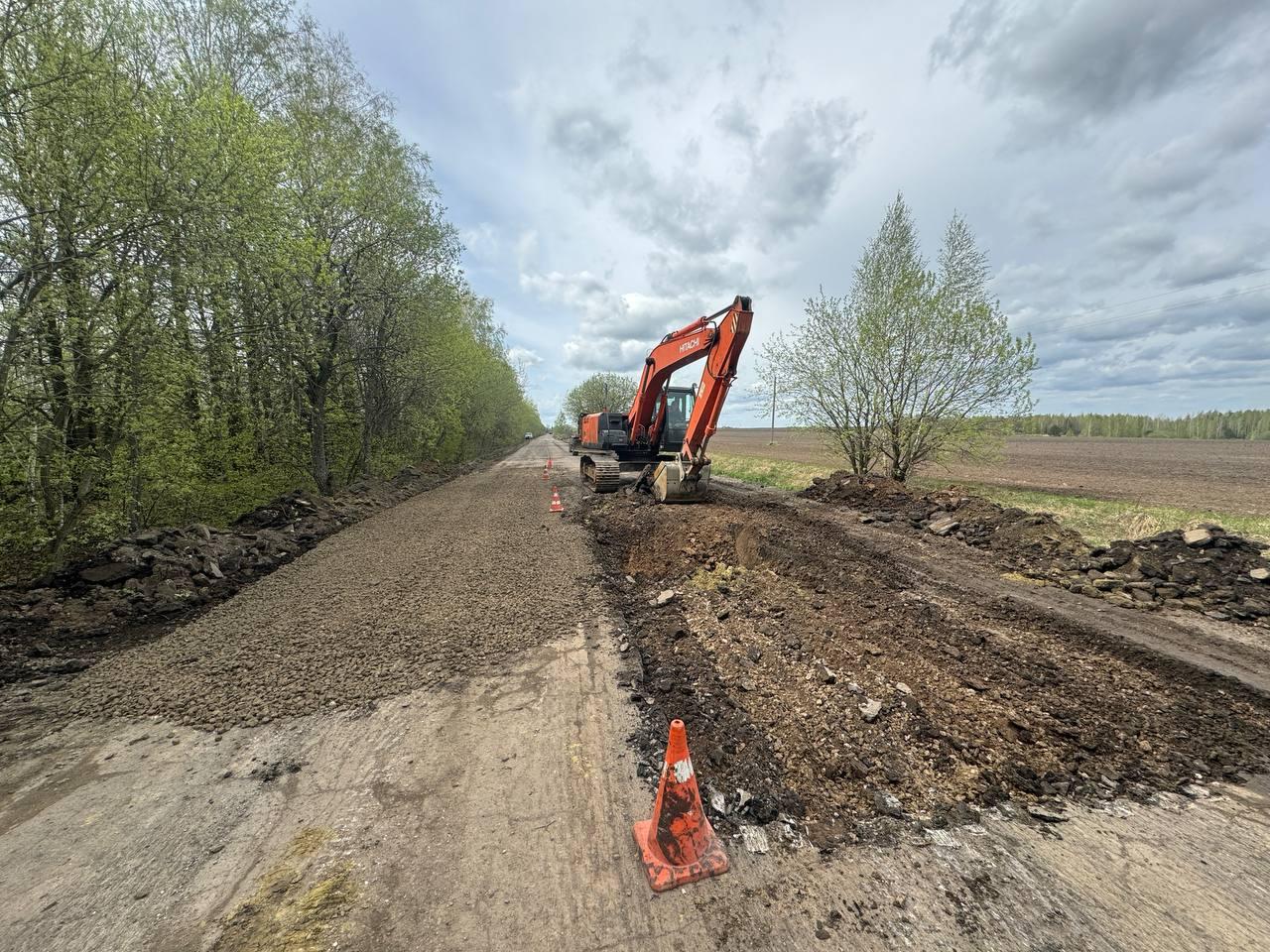 В Севском районе Брянской области продолжается ремонт автодороги «Украина» - Грудская. Напомним, обновляют участок дороги, об...