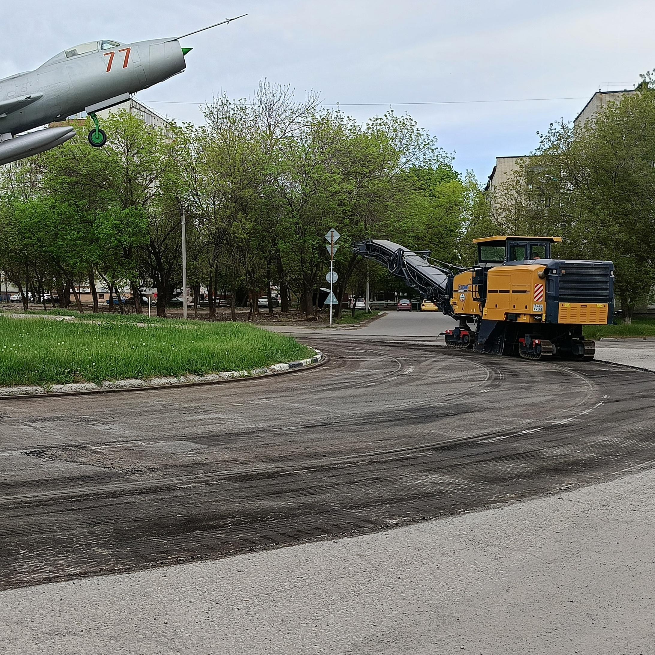 В Таганроге по нацпроекту «Безопасные качественные дороги» начались работы по ремонту автодороги на улице Театральной. Отремо...