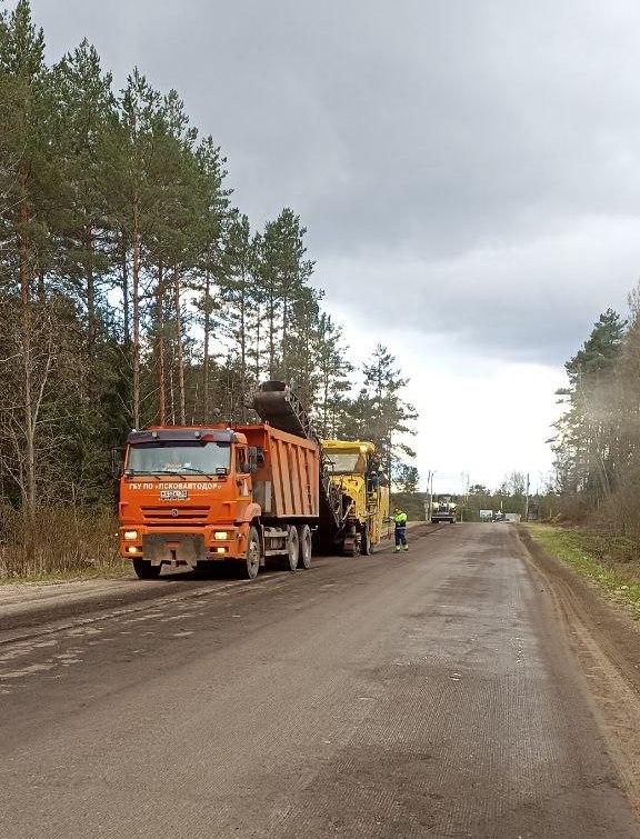 Псковавтодор приступил к ремонту дороги, ведущей к «Владимирскому лагерю» в Стругокрасненском районе.В прошлом году специалис...