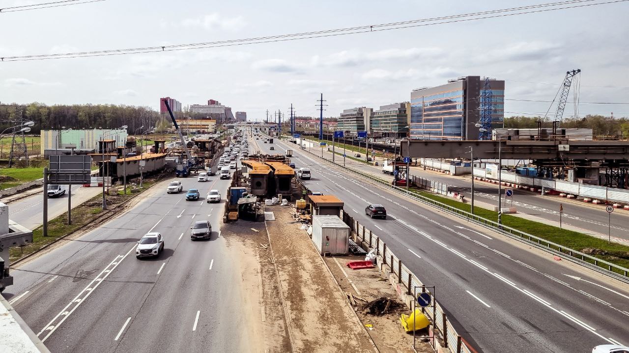 КАЛУЖСКОЕ ШОССЕ В НОВОЙ МОСКВЕ. ЛЕВОПОВОРОТНАЯ ЭСТАКАДА К СТРОЯЩЕЙСЯ СТАНЦИИ МЕТРО "КОРНИЛОВСКАЯ"Продолжается строительство л...