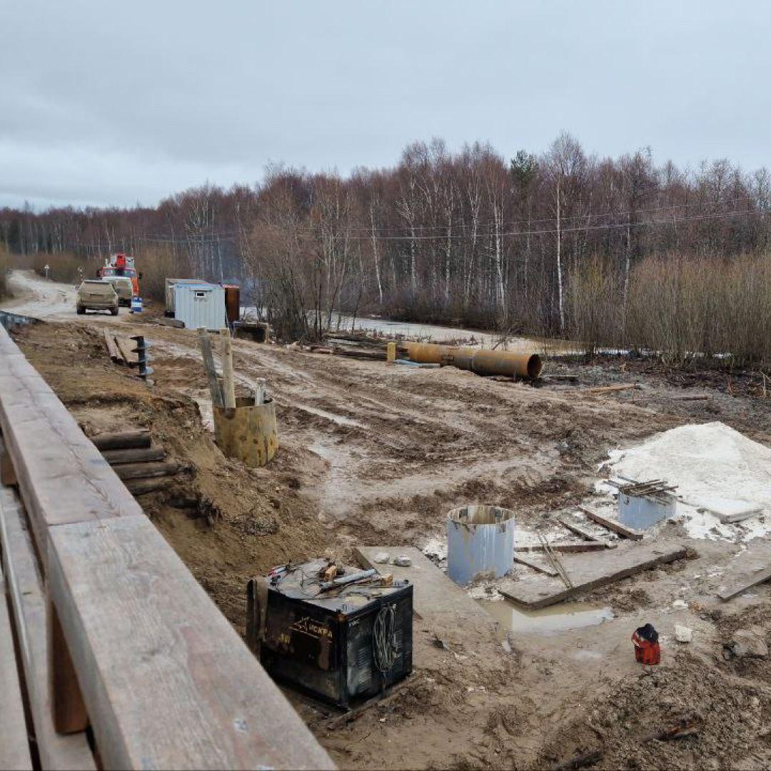 В Каргопольском округе продолжается капремонт мостового перехода через реку Кинему Сейчас на объекте готовится свайное основа...