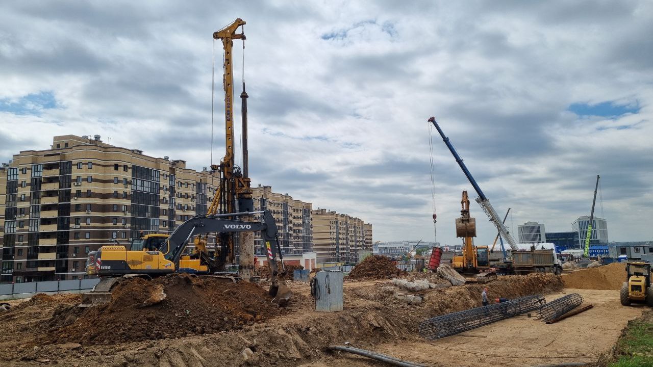 КОММУНАРСКОЕ ШОССЕ В НОВОЙ МОСКВЕ. СТРОИТЕЛЬСТВО ПУТЕПРОВОДА НАД УЛИЦАМИ БАЧУРИНСКАЯ И АЛЕКСАНДРЫ МОНАХОВОЙПолностью готовы 3...