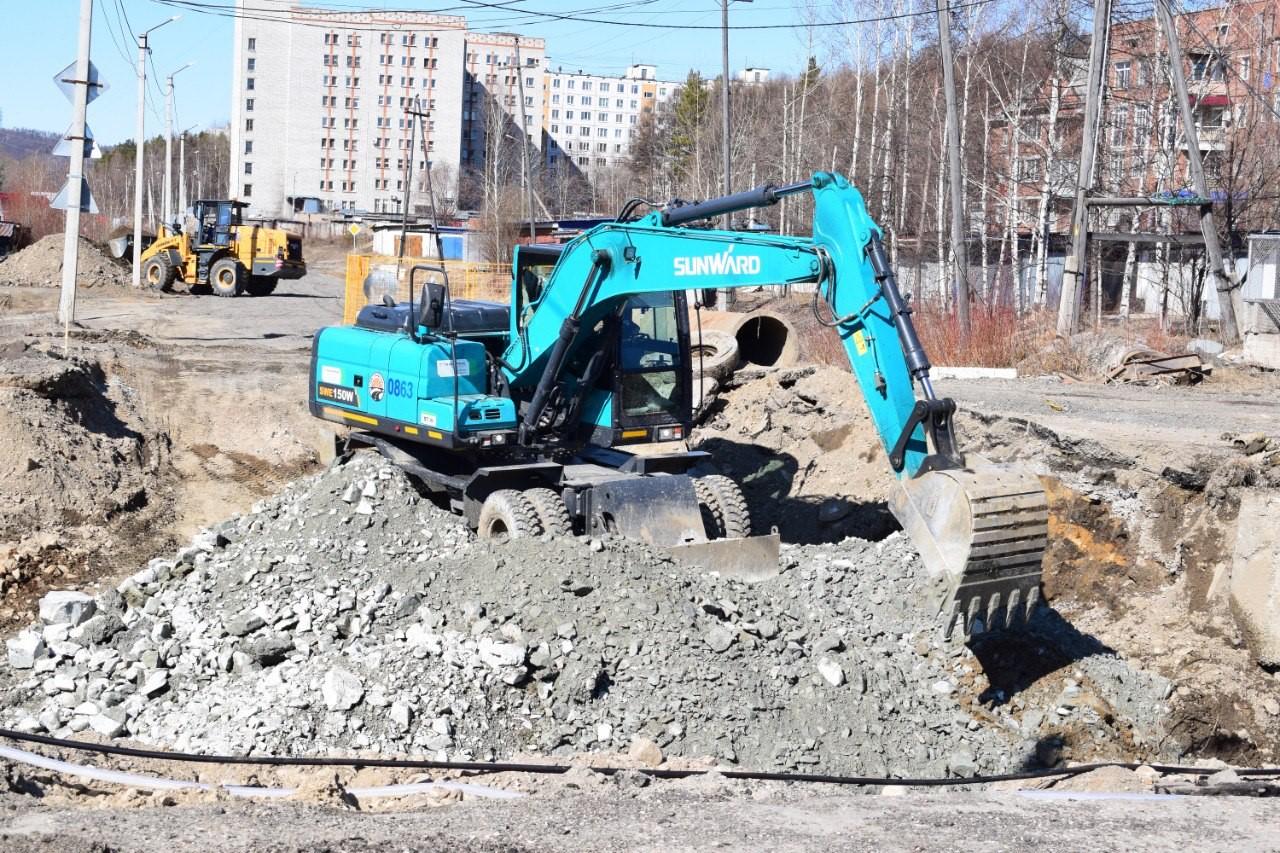 В Тынде начался ремонт участков двух улиц Спортивная и Верхняя НабережнаяСпециалисты и дорожные рабочие АО «Асфальт» на улице...