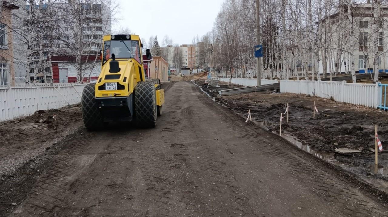 В Тынде начался ремонт участков двух улиц Спортивная и Верхняя НабережнаяСпециалисты и дорожные рабочие АО «Асфальт» на улице...