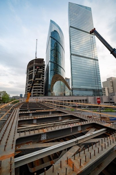 СМОНТИРОВАН ПРОЛЕТ ЭСТАКАДЫ К СБЕР-СИТИ НАД ФИЛЕВСКОЙ ЛИНИЕЙ МЕТРОВ ночь с 6 на 7 мая строители Мостоотряда-47 смонтировали п...