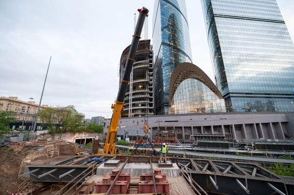 СМОНТИРОВАН ПРОЛЕТ ЭСТАКАДЫ К СБЕР-СИТИ НАД ФИЛЕВСКОЙ ЛИНИЕЙ МЕТРОВ ночь с 6 на 7 мая строители Мостоотряда-47 смонтировали п...