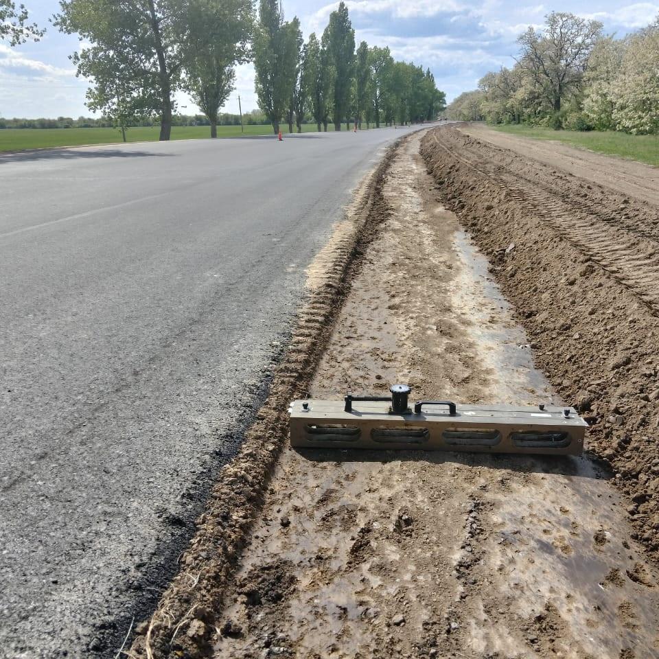 В Мартыновском районе завершаются работы по ремонту участка региональной автодороги г. Семикаракорск - сл. Большая Мартыновка...