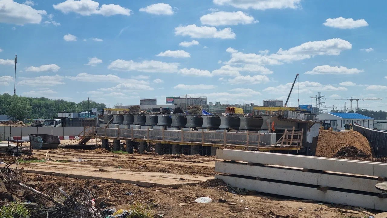 НОВАЯ МОСКВА. СТРОИТЕЛЬСТВО ПУТЕПРОВОДА ЧЕРЕЗ УЛИЦУ АДМИРАЛА КОРНИЛОВА БЛИЗИ СТРОЯЩЕЙСЯ СТАНЦИИ МЕТРО "КОРНИЛОВСКАЯ"Стройка и...