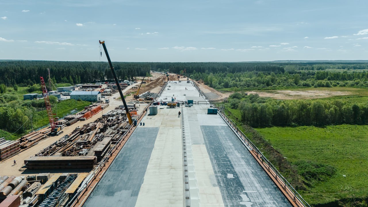 М-11, СЕВЕРНЫЙ ОБХОД ТВЕРИ. ЗАВЕРШЕН МОНТАЖ ПРОЛЕТНОГО СТРОЕНИЯ МОСТА ЧЕРЕЗ ВОЛГУТеперь с одного на другой берег Волги можно...