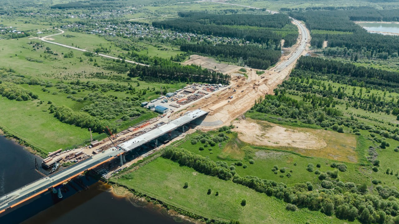 М-11, СЕВЕРНЫЙ ОБХОД ТВЕРИ. ЗАВЕРШЕН МОНТАЖ ПРОЛЕТНОГО СТРОЕНИЯ МОСТА ЧЕРЕЗ ВОЛГУТеперь с одного на другой берег Волги можно...