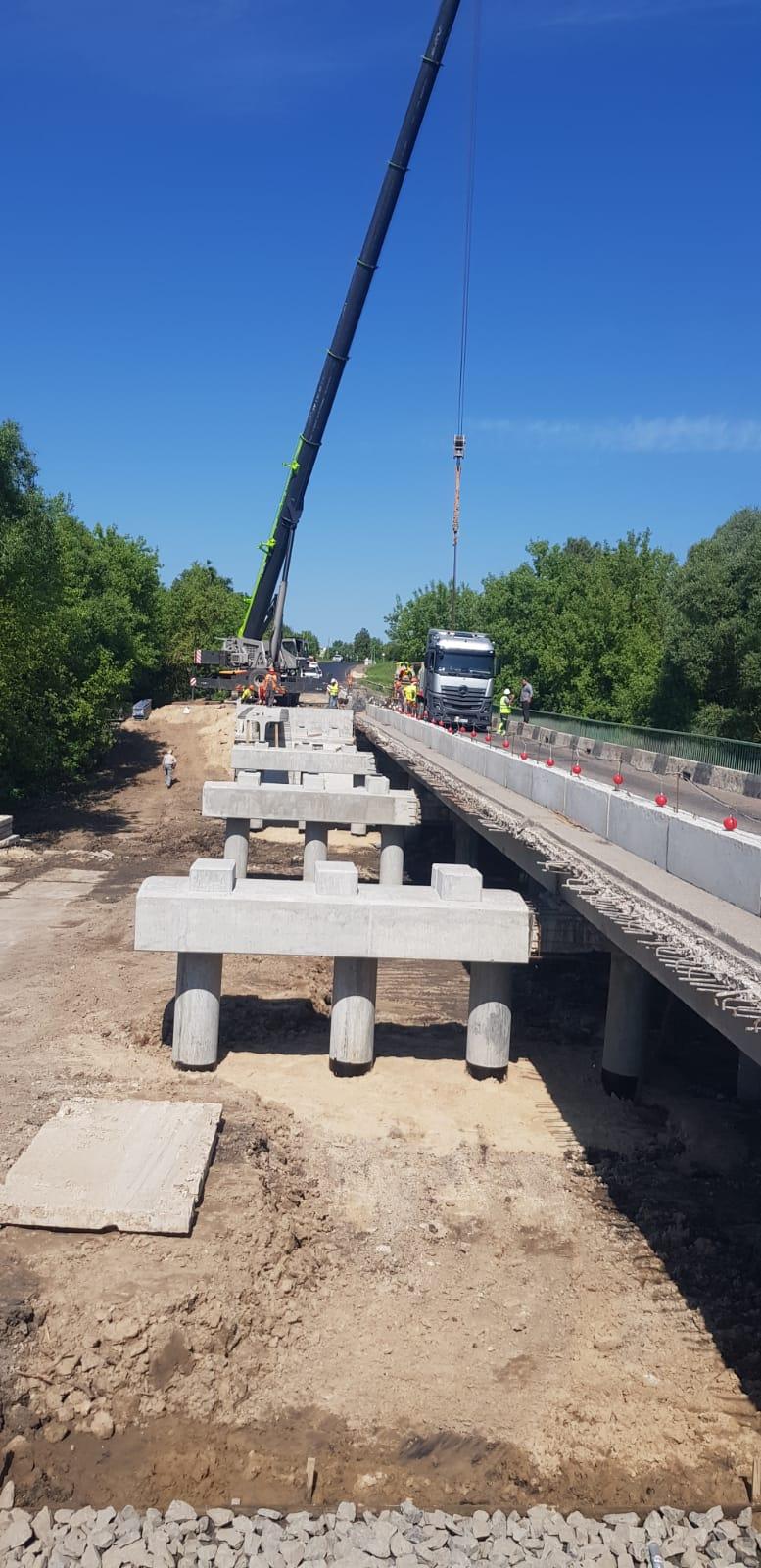 На мосту через реку Уль в Севском районе Брянской области приступили к монтажу балок пролетного строения. Капитальный ремонт...